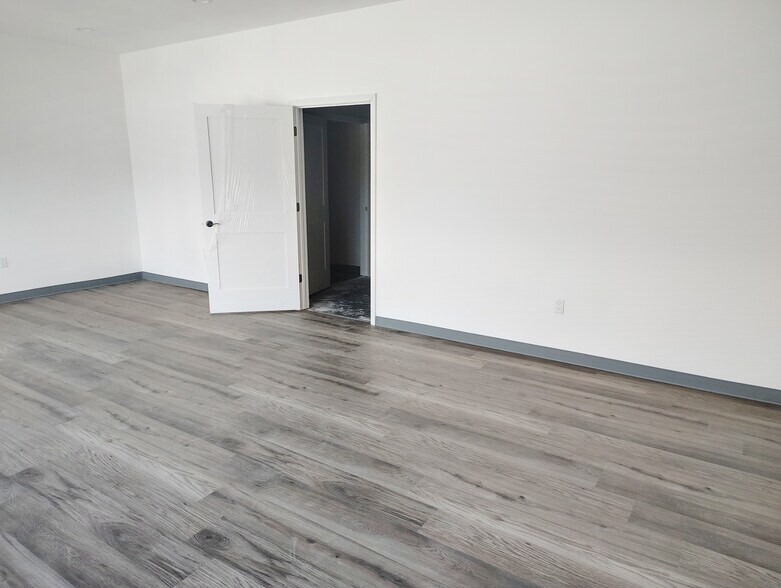 More Photos Of 2095 Commerce Lakes Dr, Port Saint Lucie Warehouse For Sale
