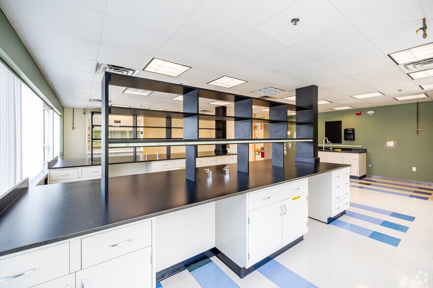 More Photos Of 12 Gill St, Woburn Office For Lease