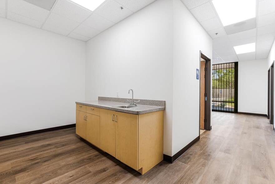 More Photos Of 12701 Van Nuys Blvd, Pacoima Warehouse For Lease