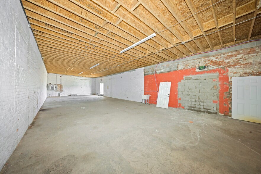 More Photos Of 6944 W Fort St, Detroit Storefront For Lease