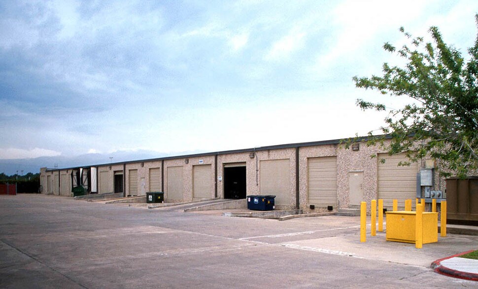 More Photos Of 1924 Rankin Rd, Houston Light Distribution For Lease