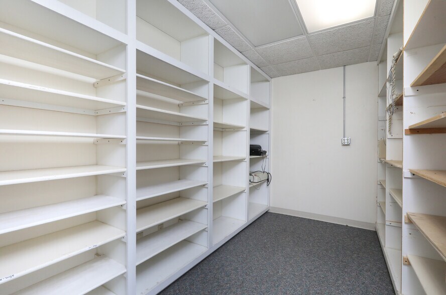 More Photos Of 321 E 3rd St N, Newton Medical For Lease