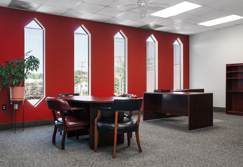 More Photos Of 6819 Elm St, McLean Office For Lease