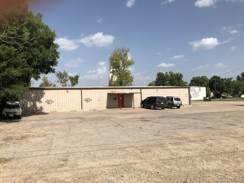 Primary Photo Of 1734 N Main St, Paris Freestanding For Sale