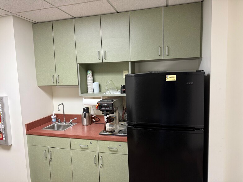 More Photos Of 610 N 4th St, Burlington General Retail For Sale