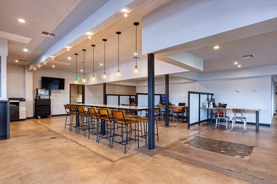 More Photos Of 3120 E Bell Rd, Phoenix Auto Dealership For Sale