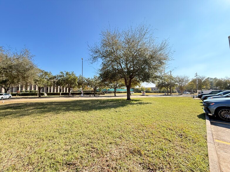 More Photos Of 6918 Corporate Dr, Houston Office For Sale