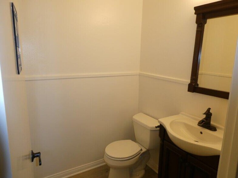 More Photos Of 447 W Burchett St, Glendale Office For Sale