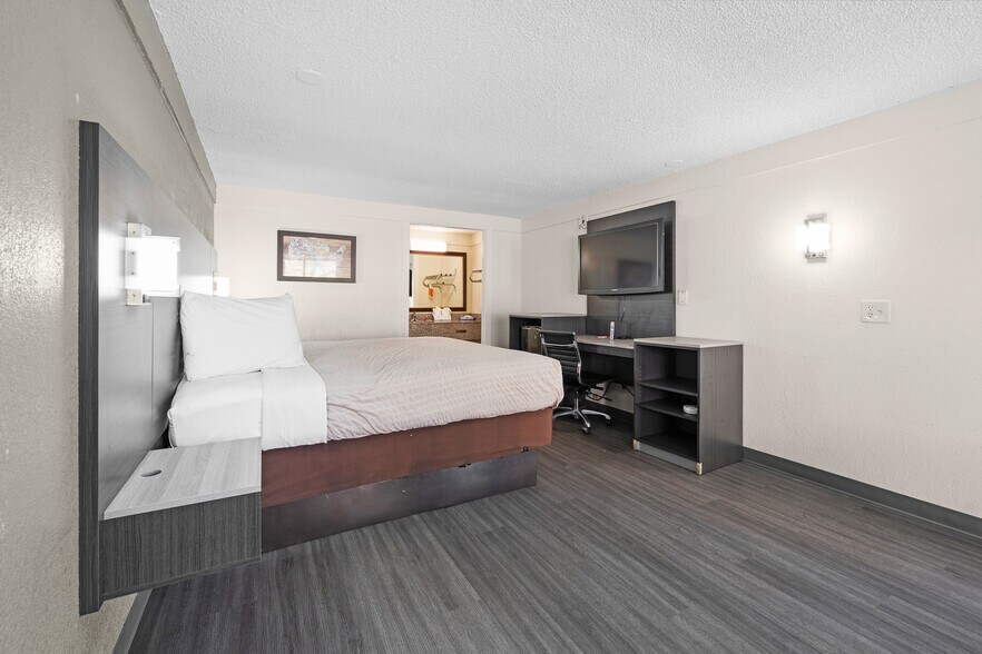 More Photos Of 1721 Broadcast St, Gastonia Hotel For Sale