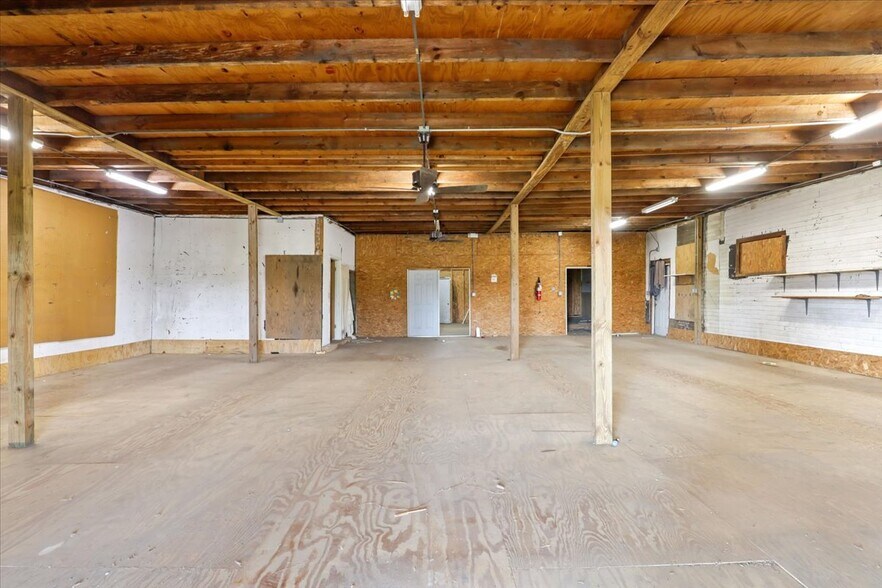 More Photos Of 6640 US Highway 70 W, La Grange Flex For Sale