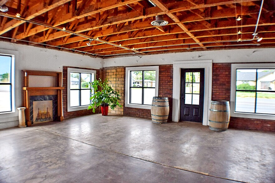 More Photos Of 1002 Main St, Friona Storefront For Sale