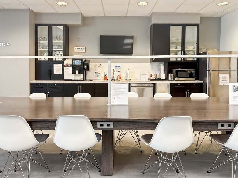 More Photos Of 9160 Forum Corporate Pky, Fort Myers Coworking Space