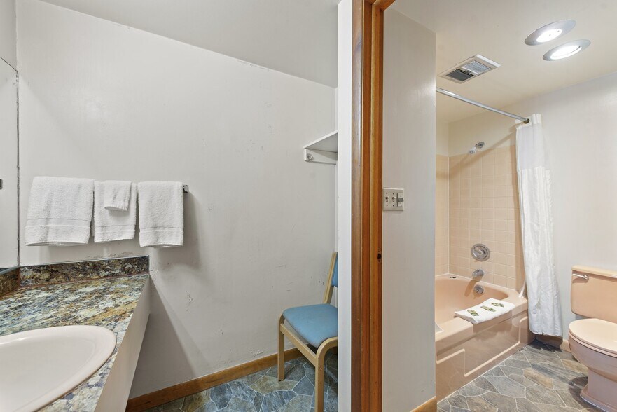 More Photos Of 1510 Adams Ave, La Grande Hotel For Sale