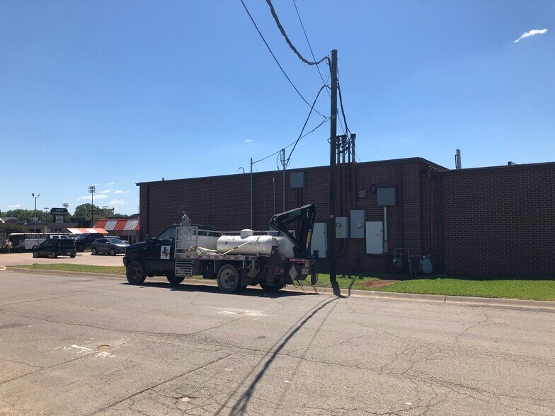 More Photos Of 1216 W Henderson St, Cleburne Freestanding For Lease