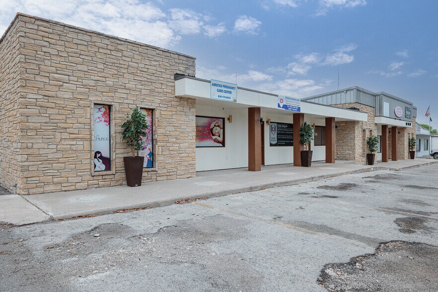 More Photos Of 102 Fletcher Dr, Del Rio General Retail For Sale