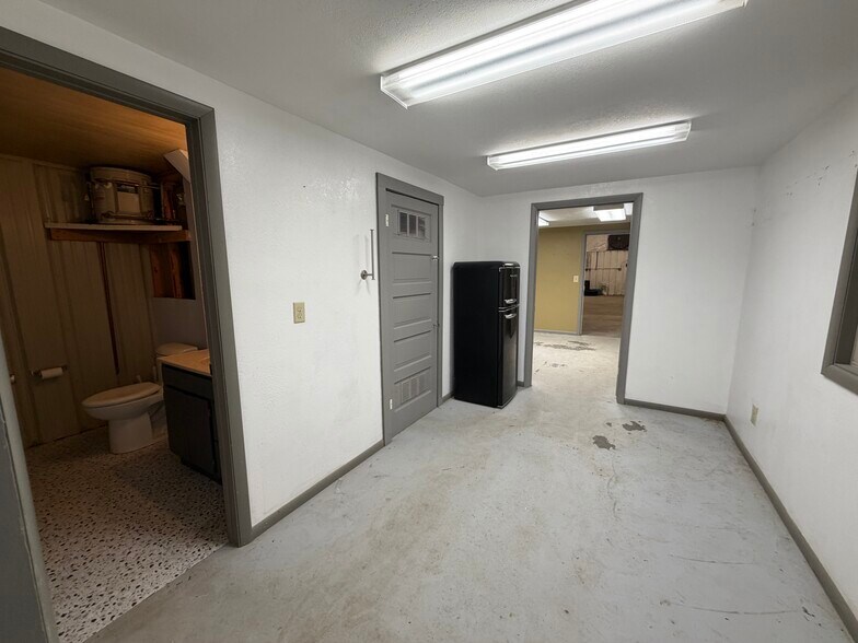 More Photos Of 800 S Smith Rd, Riverton Industrial For Lease