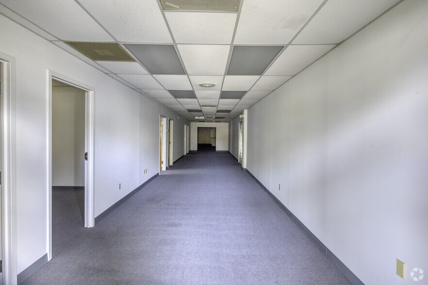 More Photos Of 8402 Laurel Fair Cir, Tampa Unknown For Lease