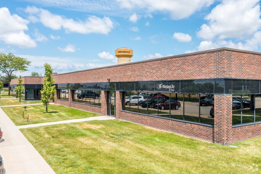 Primary Photo Of 4300-4398 NW 114th St, Urbandale Flex For Lease