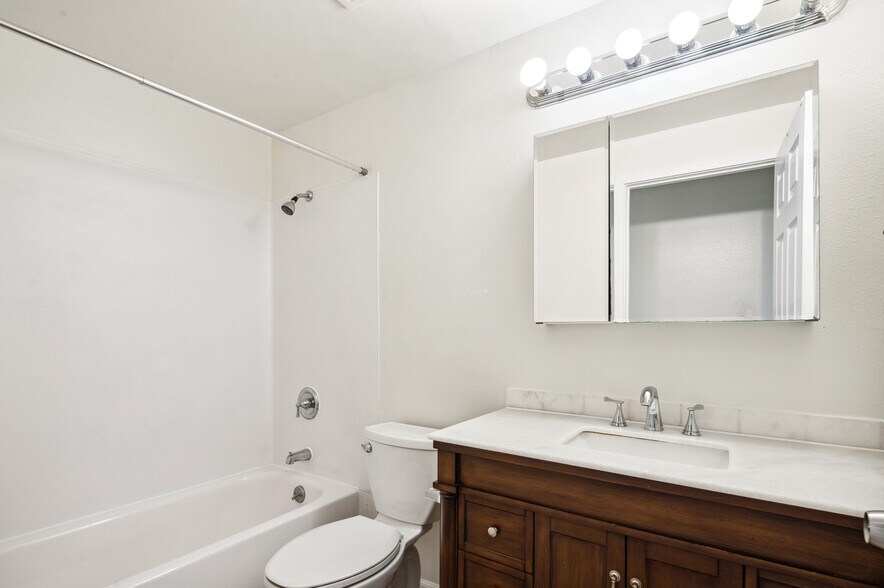 More Photos Of 15455 10th Ave SW, Burien Apartments For Sale