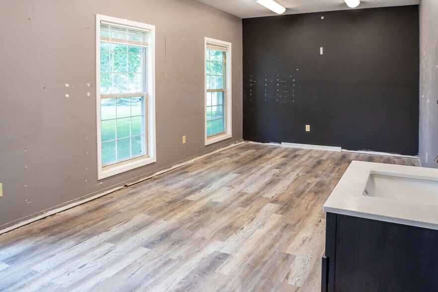 More Photos Of 2504 Veterans Memorial Pky S, Lafayette Office For Sale