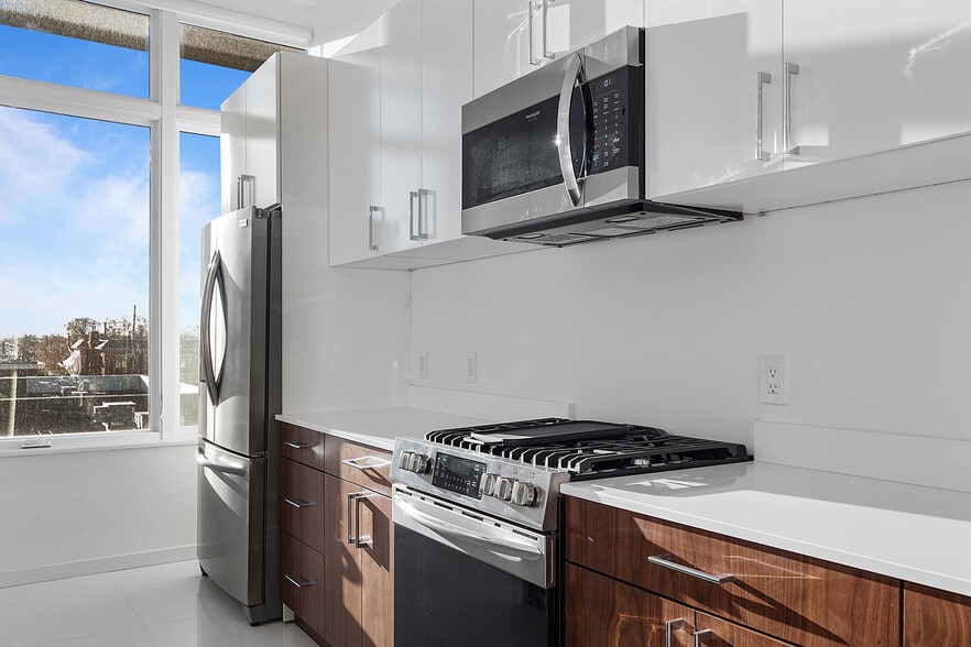 More Photos Of 400 S Old Woodward Ave, Birmingham Apartments For Sale