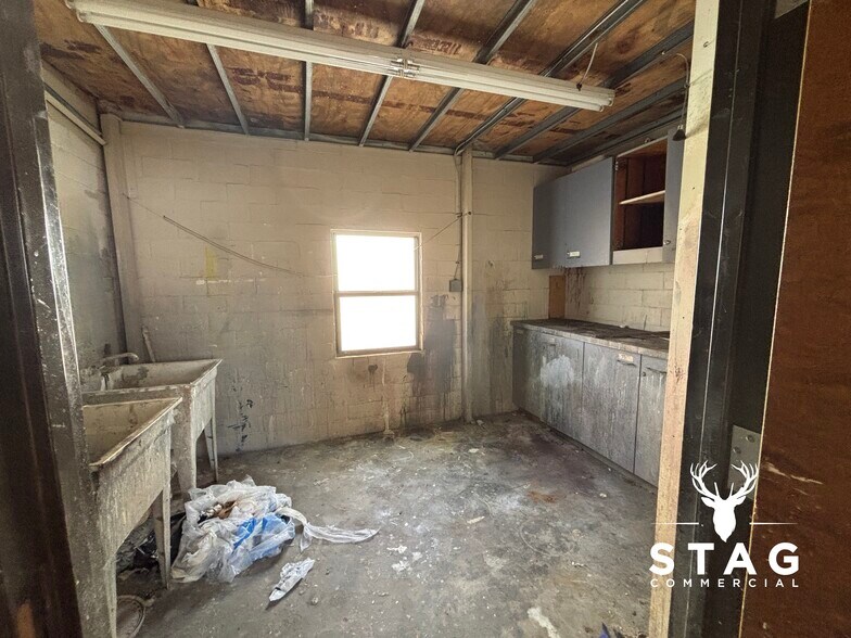 More Photos Of 711 S Elm St, Denton Office For Lease