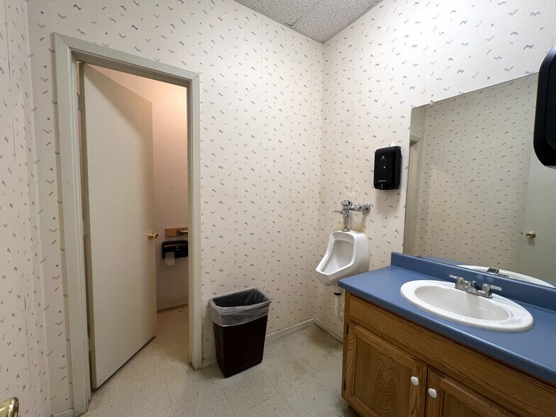 More Photos Of 220 Linda Dr, Sulphur Springs Office For Sale