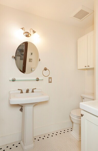 More Photos Of 6710 Greenwood Ave N, Seattle Apartments For Sale