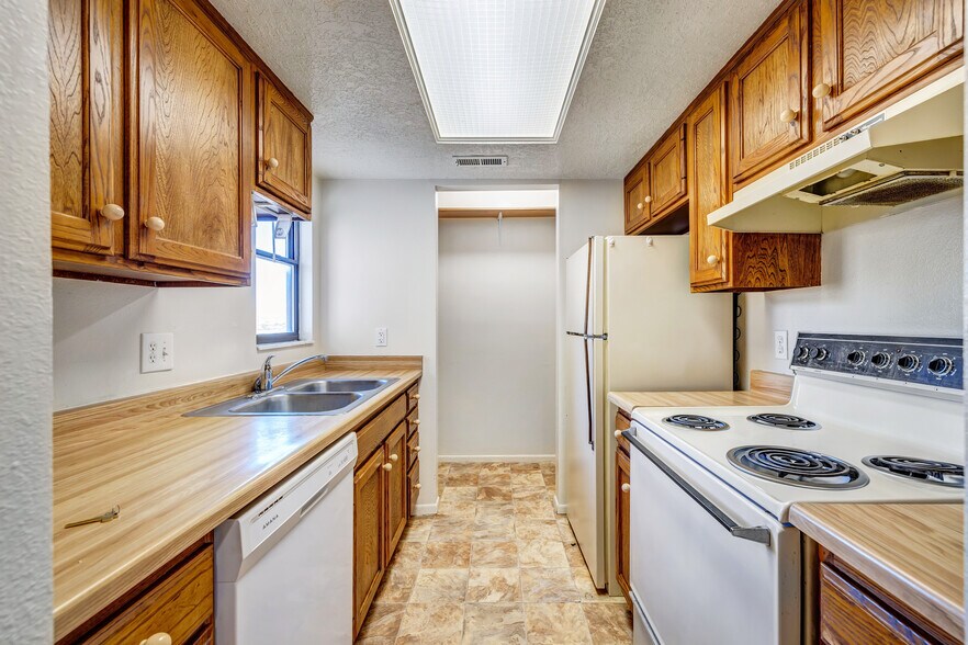 More Photos Of 800 W Highway Dr, Wellington Apartments For Sale