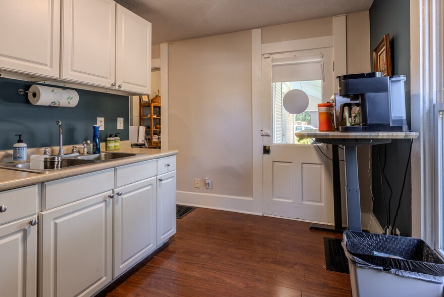 More Photos Of 6516 Ferguson St, Indianapolis Office For Sale
