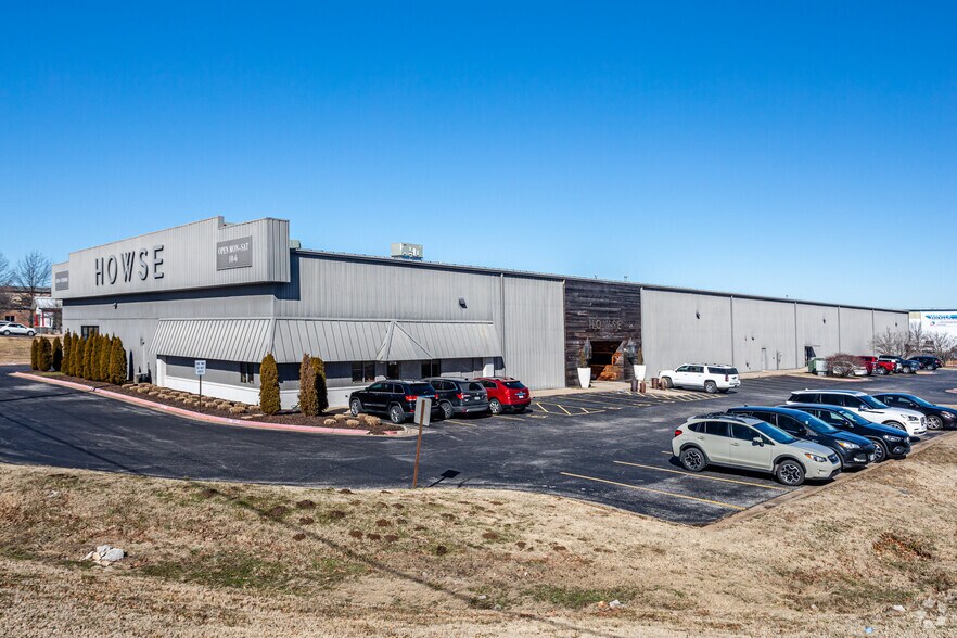 More Photos Of 2714 SE Otis Corley Dr, Bentonville Warehouse For Lease
