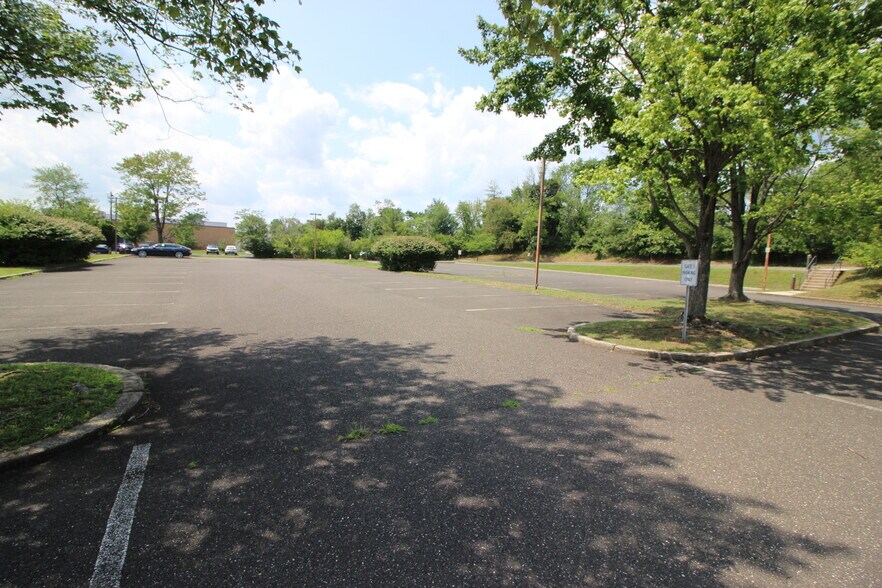 More Photos Of 455 Maryland Dr, Fort Washington Light Manufacturing For Sale