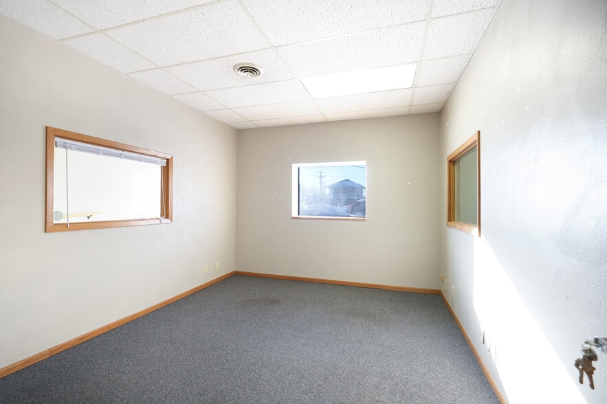 More Photos Of 915 S Front St, Mankato Office For Sale