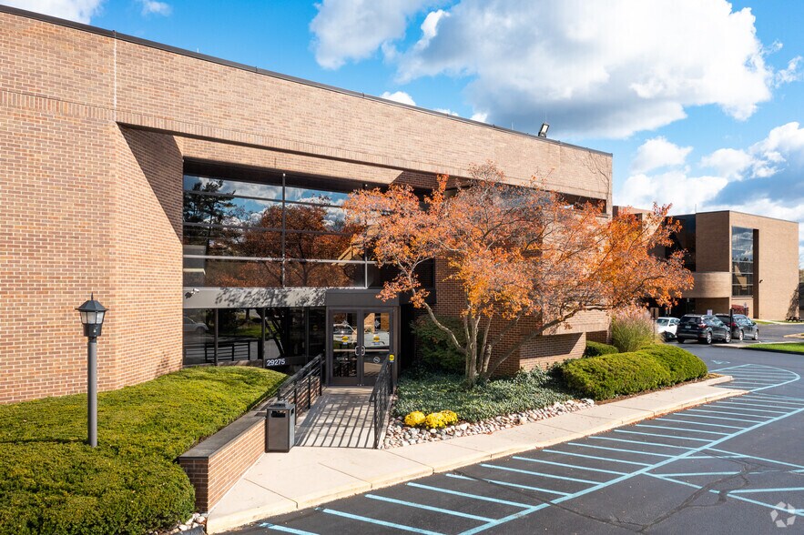 Primary Photo Of 29275 Northwestern Hwy, Southfield Medical For Sale