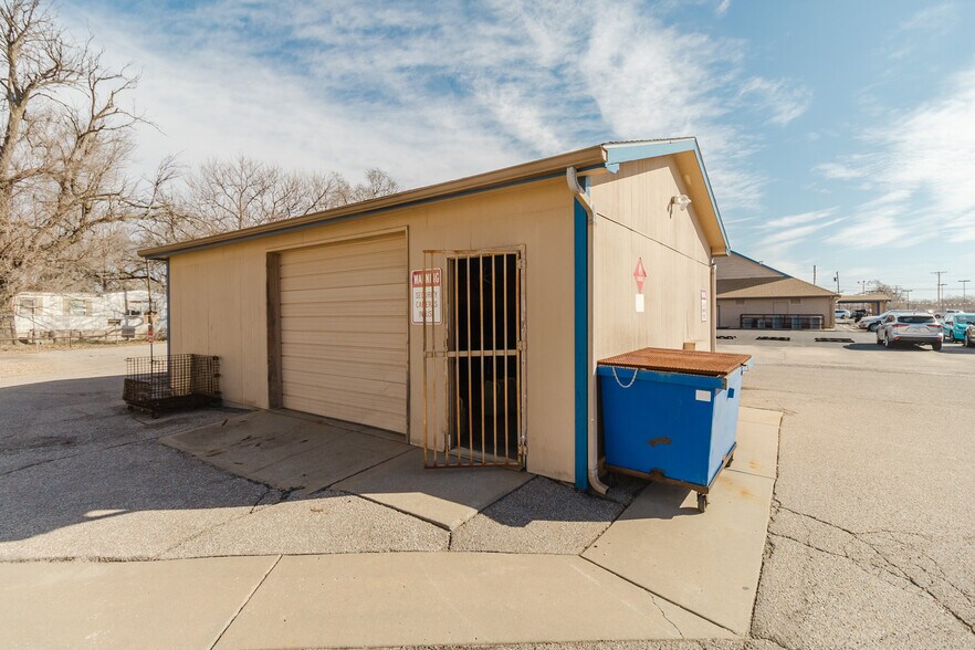 More Photos Of 3101 S Broadway St, Wichita Freestanding For Sale