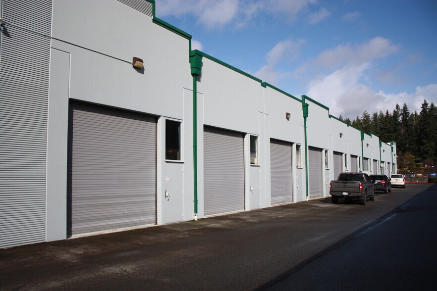 More Photos Of 14815 Chain Lake Rd, Monroe Showroom For Lease