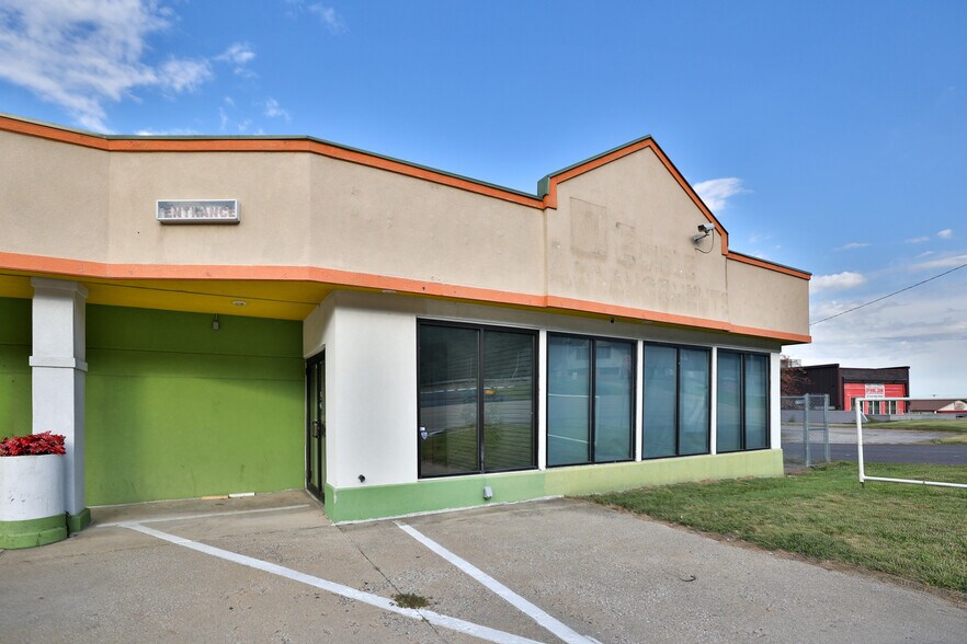 More Photos Of 107 N Bluff Rd, Collinsville Storefront For Sale
