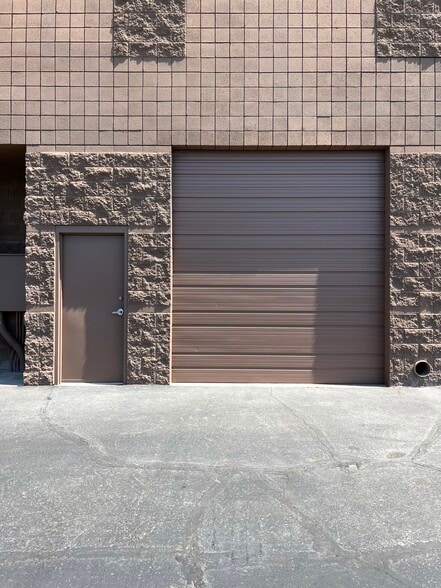 More Photos Of 15979 N 76th St, Scottsdale Showroom For Lease