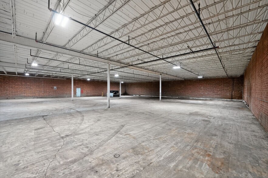 More Photos Of 2429 Ashford Cir, High Point Warehouse For Lease