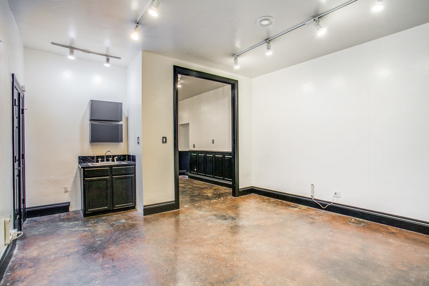 More Photos Of 250 W Olmos Dr, San Antonio Storefront Retail Office For Lease