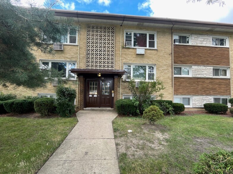 More Photos Of 68 Elizabeth Dr, Addison Apartments For Sale