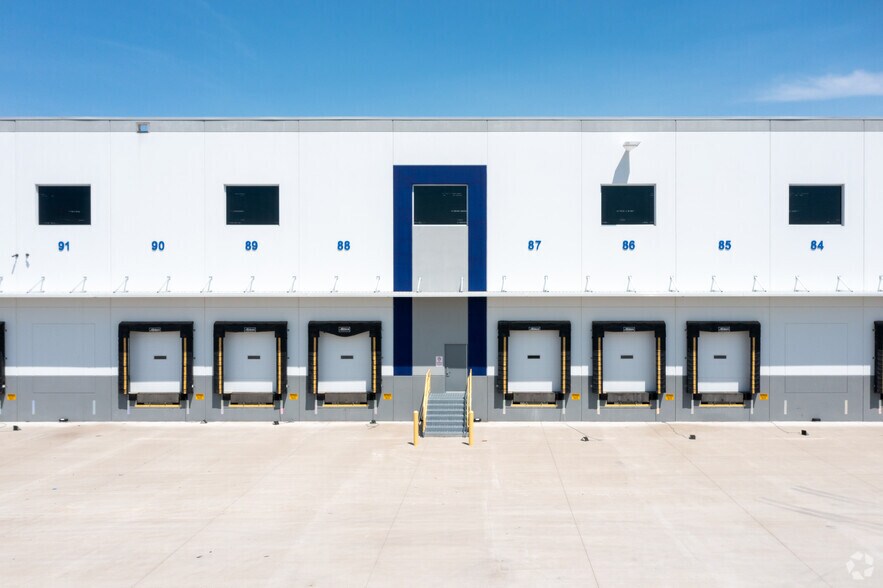 More Photos Of 251 Hilton Dr, Jeffersonville Distribution For Lease