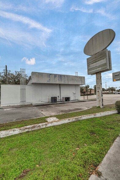 More Photos Of 1220 S Washington Ave, Titusville Convenience Store For Sale