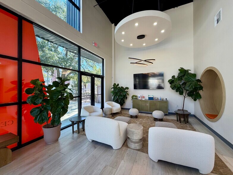 More Photos Of 1009 Yale St, Houston Freestanding For Lease