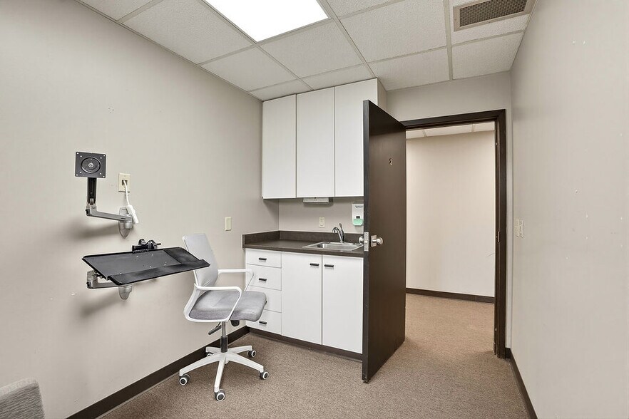 More Photos Of 1414 Arlington St, Ada Medical For Lease