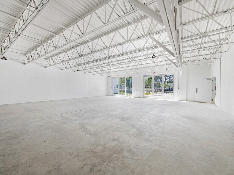 More Photos Of 410-470 NE 1st Ave, Hallandale Restaurant For Lease