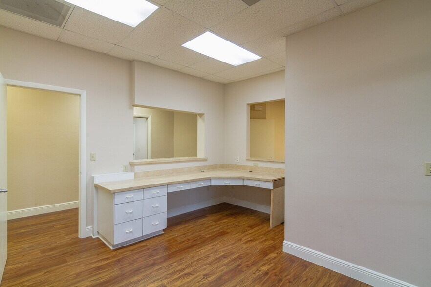 More Photos Of 1425 Viscaya Pky, Cape Coral Medical For Lease