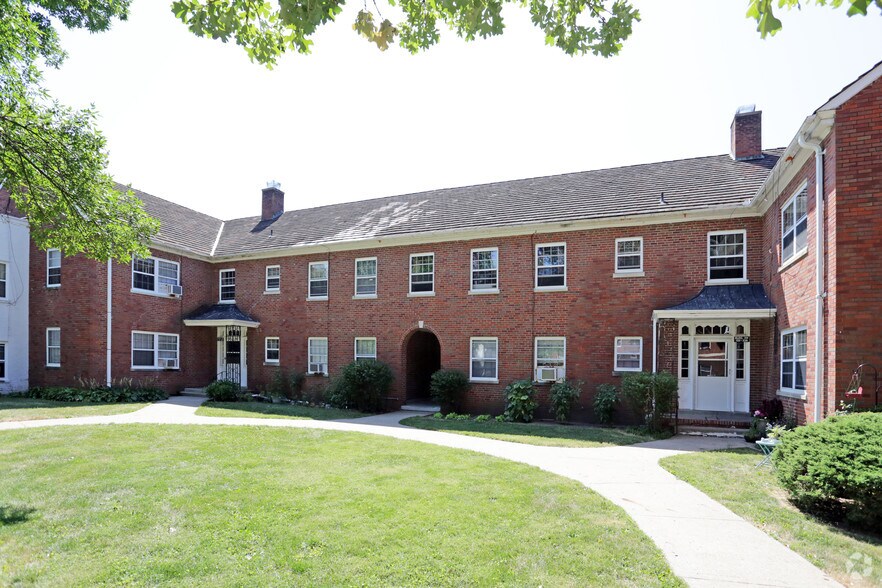 Primary Photo Of 3333 Grand Ave, Des Moines Apartments For Sale