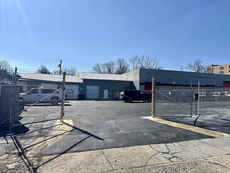 Primary Photo Of 257 W Main St, Johnson City Auto Repair For Lease