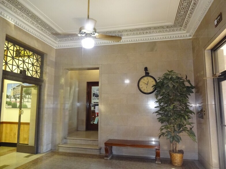 More Photos Of 201 N Penn Ave, Independence Office For Sale